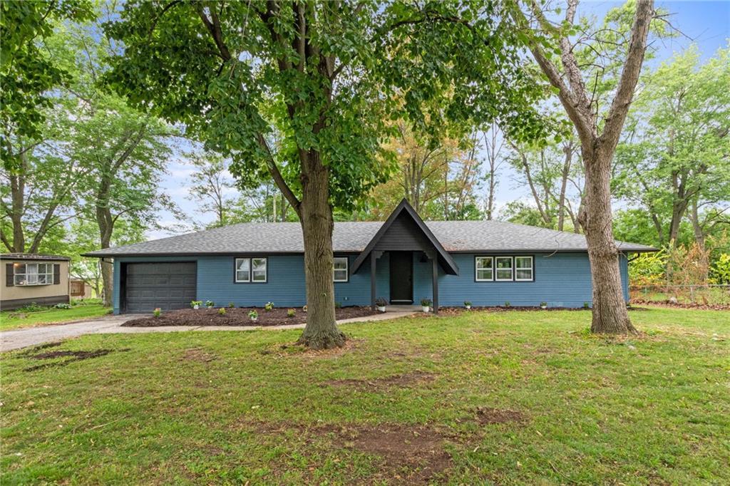 blue home on Davis street in Hamilton Missouri for sale blue home on Davis street in Hamilton Missouri for sale