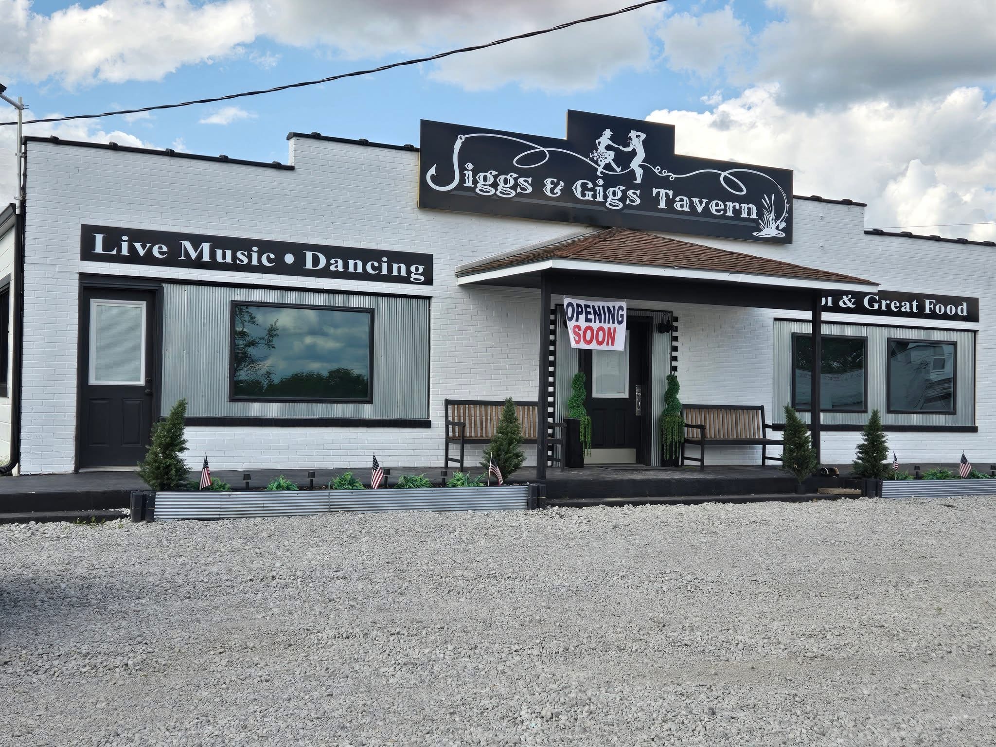 Jiggs and Gigs Tavern in Hamilton Missouri front