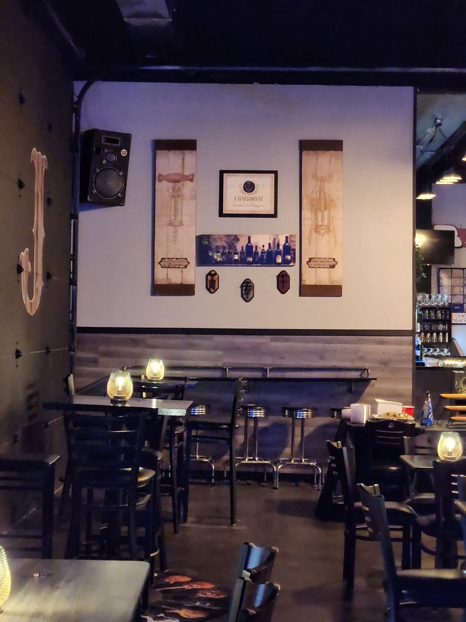 inside Jiggs and Gigs Tavern in Hamilton MO