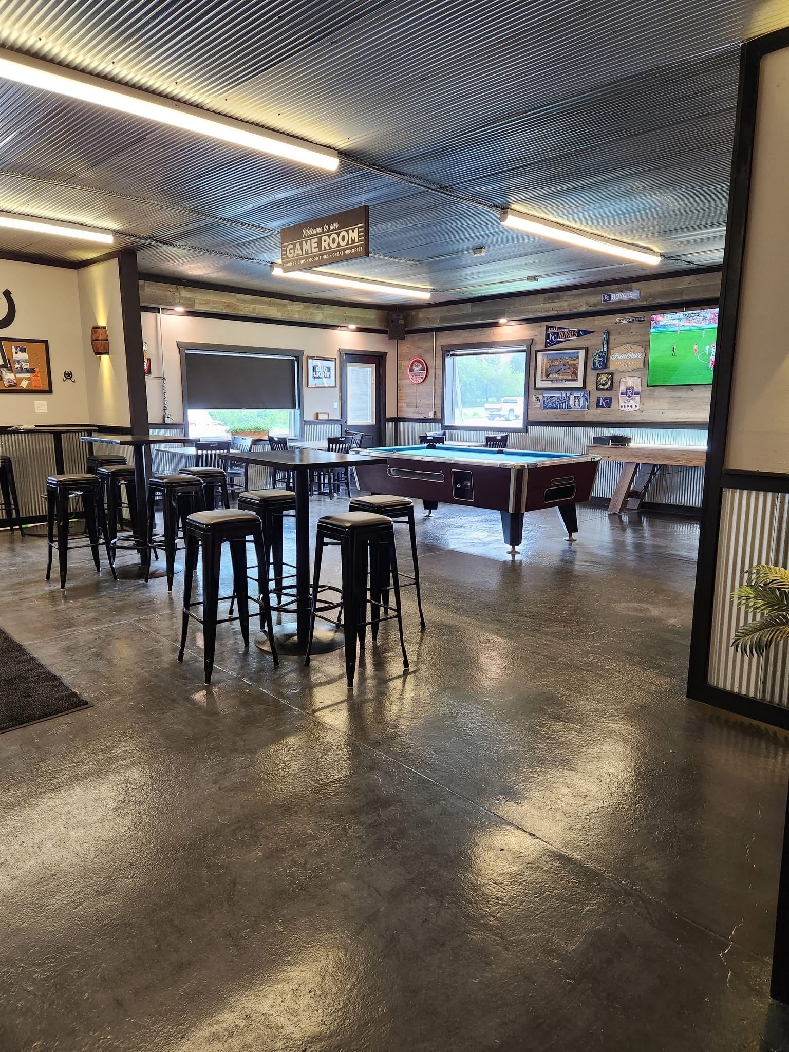 pool tables at Jiggs and Gigs Tavern in Hamilton Missouri