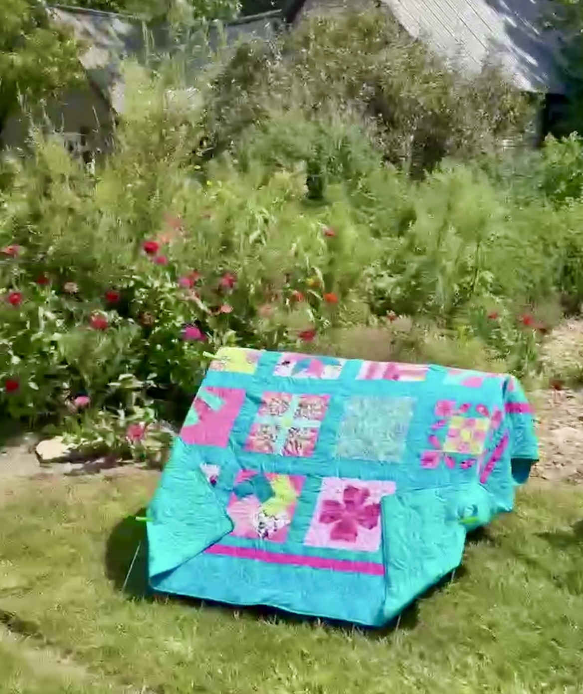 quilts on display outside at Susies She Shed in Hamilton Missouri