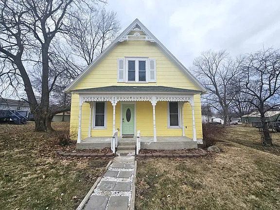 Historic yellow home for sale in Hamilton MO